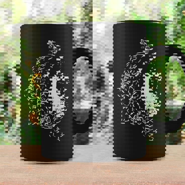 花柄の三日月と蝶を持った猫。 コーヒーマグ ギフトのアイデア