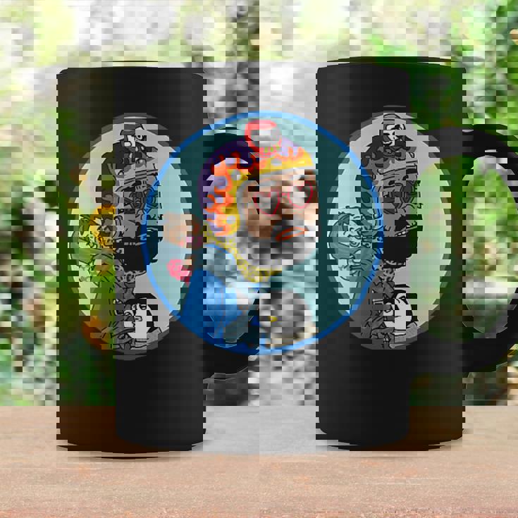 赤ちゃんをおんぶしたファンキー男 ハート型のサングラス ミニダルマ ヒゲ ファイヤーパターンのヘルメット コーヒーマグ ギフトのアイデア