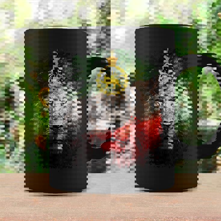 金色のライオンの頭が付いたイランの国旗。 コーヒーマグ ギフトのアイデア