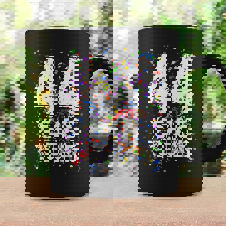 面白い44歳 若い44歳の誕生日おめでとうシャツ 男性用 女性用 コーヒーマグ ギフトのアイデア