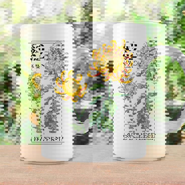 82 Years Loved And Blessed 花柄 フラワースタンプ 82歳の誕生日 コーヒーマグ ギフトのアイデア