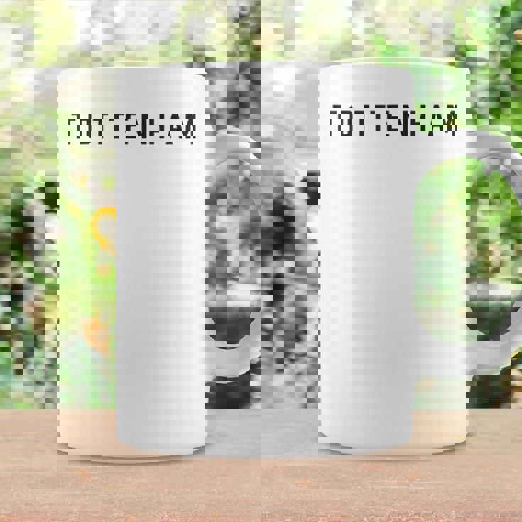 シンプルなトッテナムデザイン。 コーヒーマグ ギフトのアイデア