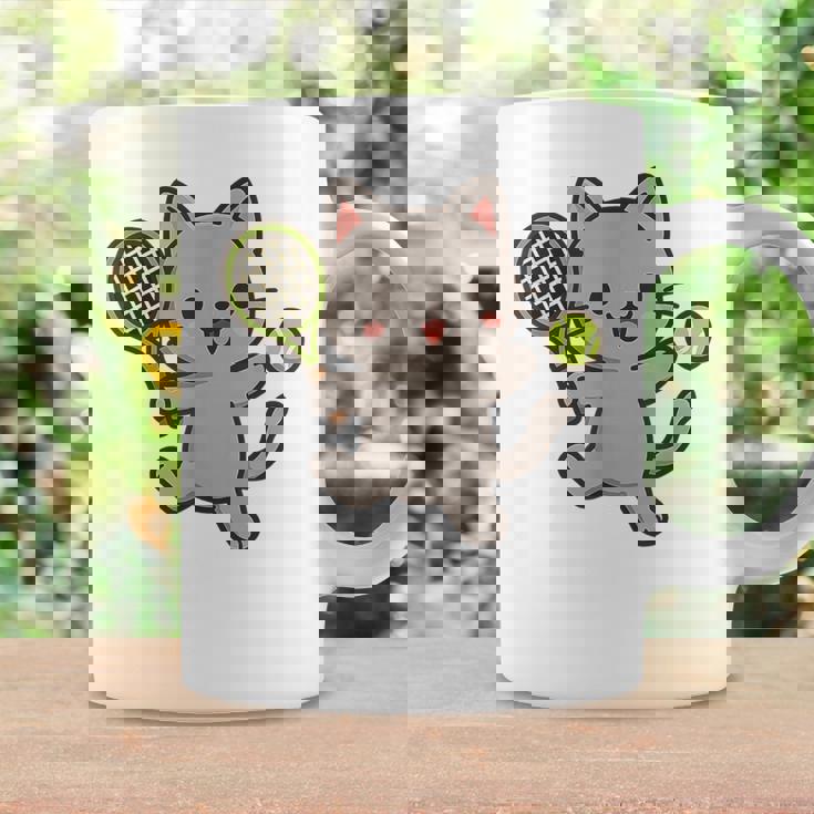 テニスをする猫。かわいいスポーツ猫。 コーヒーマグ ギフトのアイデア