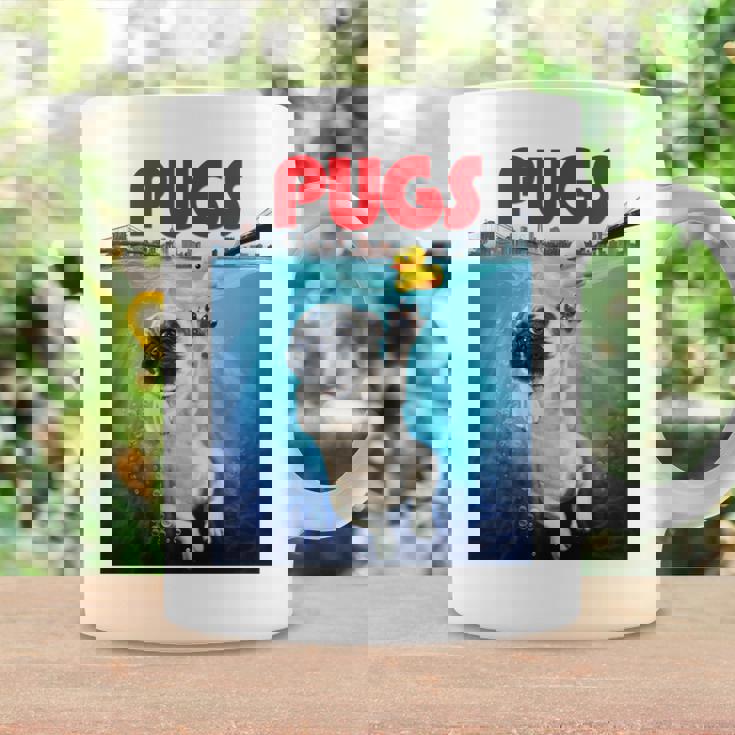 ニューヨーク港でゴム製のアヒルのおもちゃで遊ぶかわいいパグ犬 長袖tシャツ コーヒーマグ ギフトのアイデア