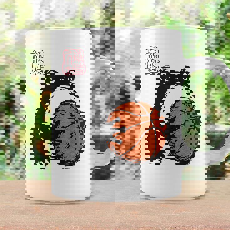 不機嫌そうなカエル 面白い バスケットボール アニメ 日本語 コーヒーマグ ギフトのアイデア