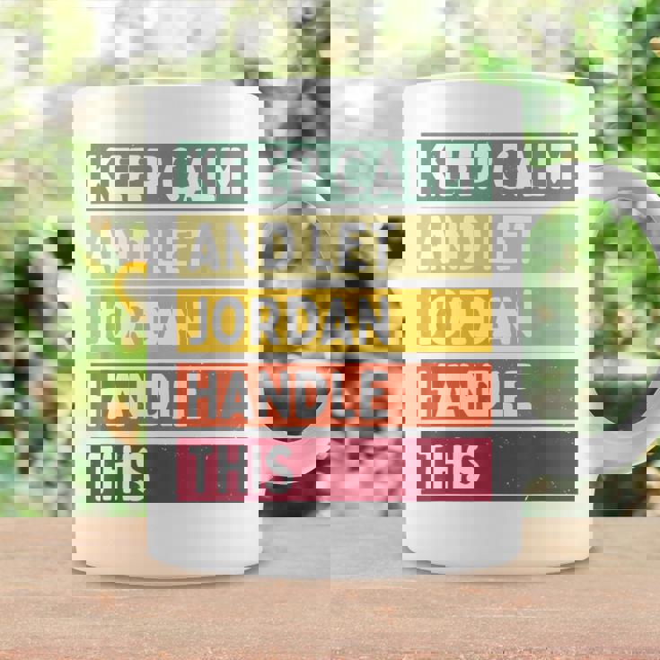 落ち着いて、ジョーダンにこの面白いレトロな引用を任せてください コーヒーマグ ギフトのアイデア