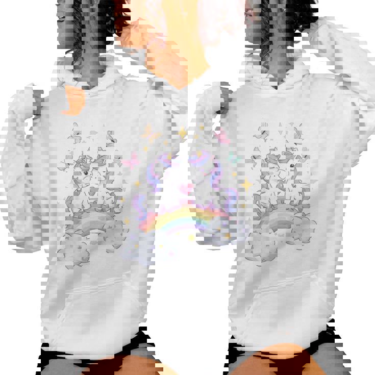 キッズ ユニコーンバタフライは、女の子向けの心と虹のアートを備えています レディースパーカー