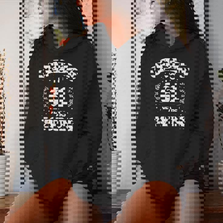 Cheers To 61歳 若い 61歳 61歳 誕生日 男性 女性 レディースパーカー 彼女への贈り物