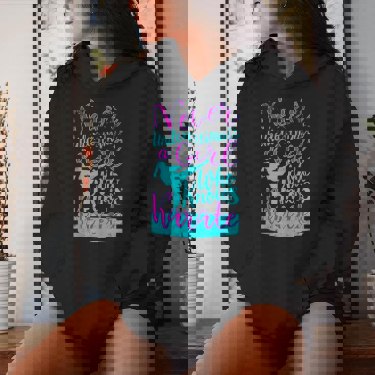 空手を知っている女の子を過小評価してはいけない面白い名言 レディースパーカー 彼女への贈り物