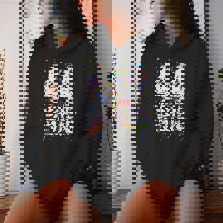 面白い44歳 若い44歳の誕生日おめでとうシャツ 男性用 女性用 レディースパーカー 彼女への贈り物