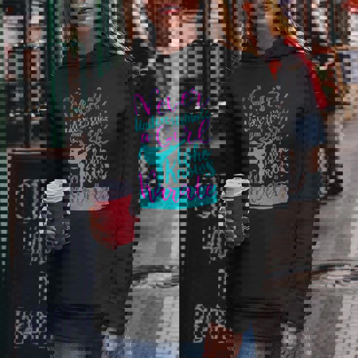 空手を知っている女の子を過小評価してはいけない面白い名言 レディースパーカー 面白い贈り物