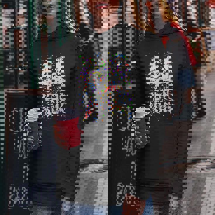 面白い44歳 若い44歳の誕生日おめでとうシャツ 男性用 女性用 レディースパーカー 面白い贈り物