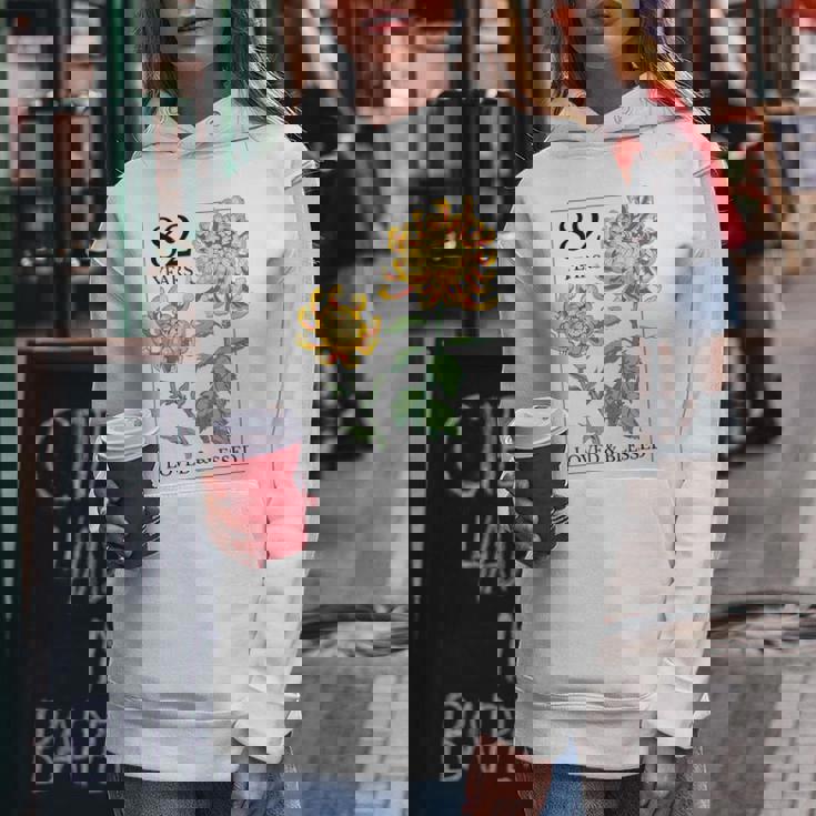 82 Years Loved And Blessed 花柄 フラワースタンプ 82歳の誕生日 レディースパーカー 面白い贈り物