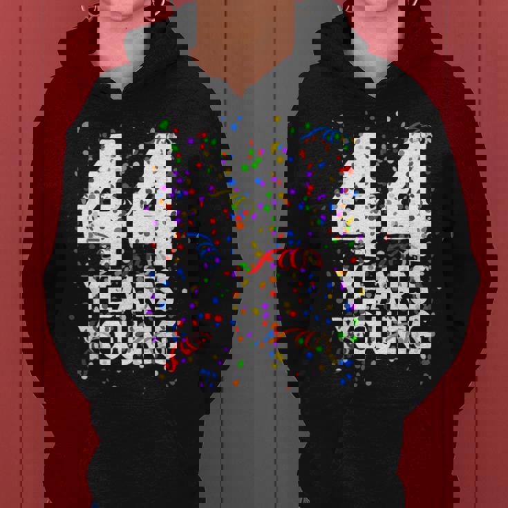 面白い44歳 若い44歳の誕生日おめでとうシャツ 男性用 女性用 レディースパーカー