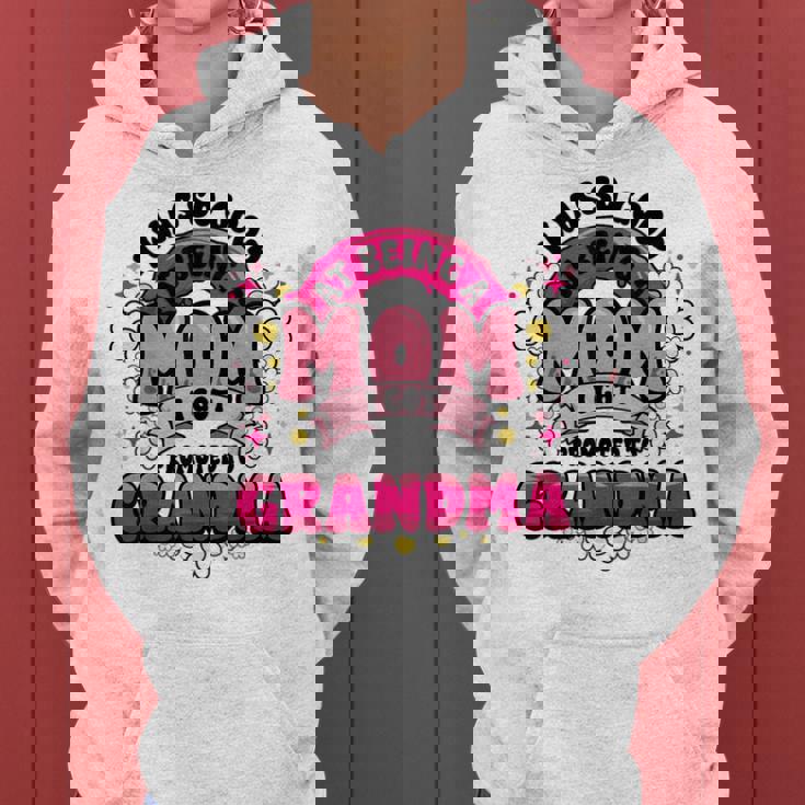 お母さんはおばあちゃんに昇進しました新しいおばあちゃんママ面白い母の日 レディースパーカー