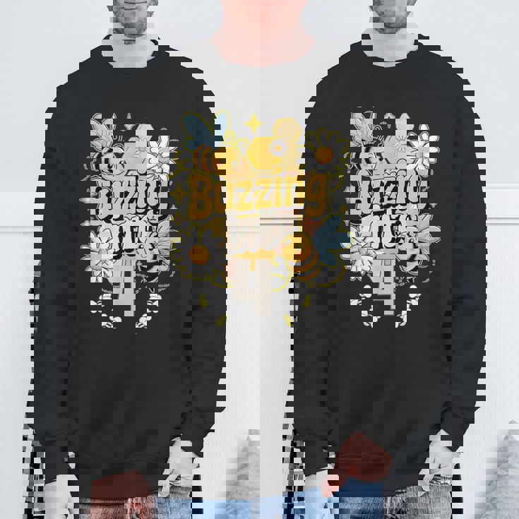 Buzzing Into 4 かわいい蜂 4歳の誕生日パーティーデザイン スウェットシャツ 高齢者への贈り物