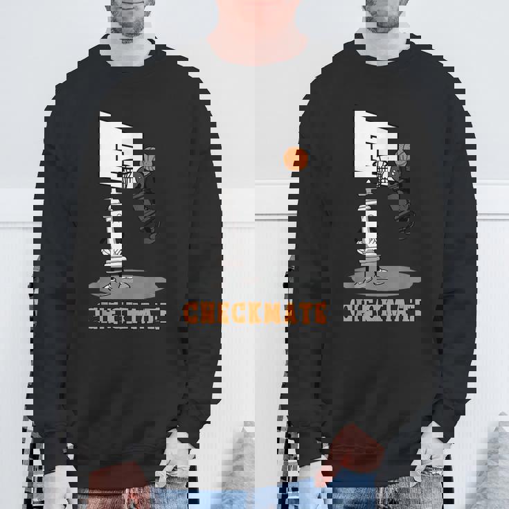 Checkmate Pawn Defeat King In Basketball チェスtシャツ スウェットシャツ 高齢者への贈り物