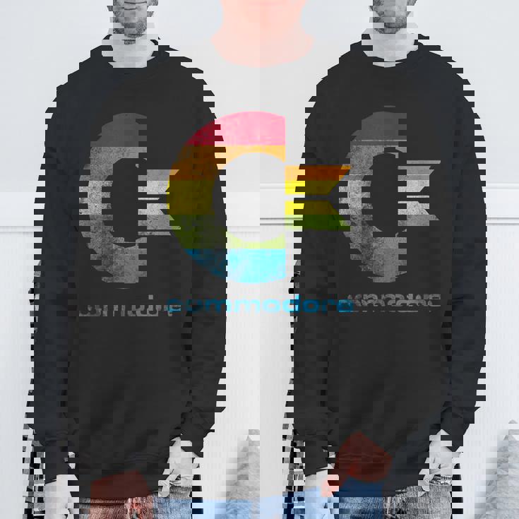 Commodore C64 大文字レインボーカラーストライプ効果 スウェットシャツ 高齢者への贈り物