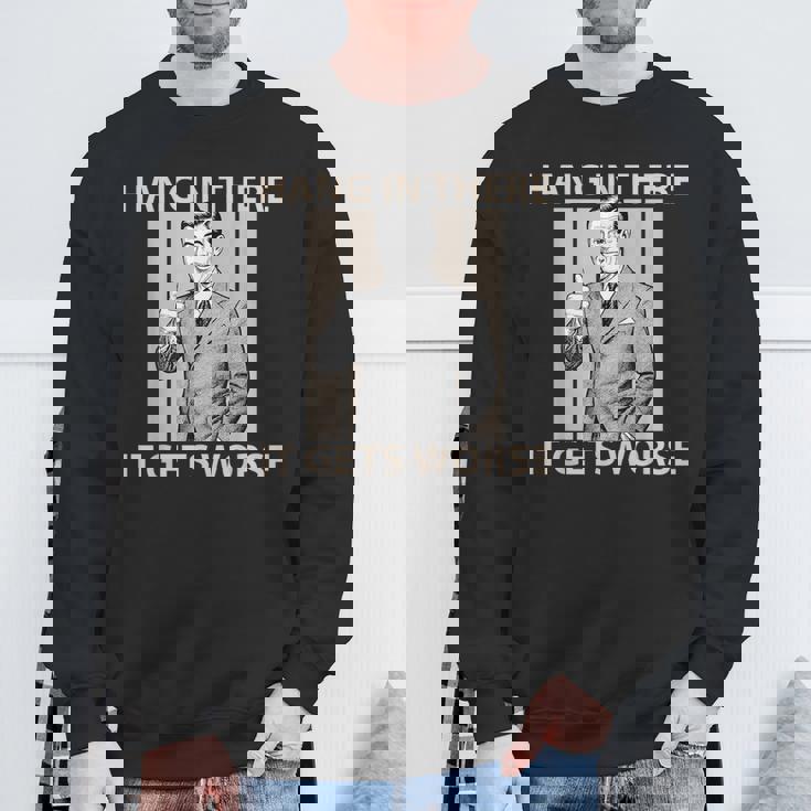 Hang In There It Gets Worse 皮肉なユーモア スウェットシャツ 高齢者への贈り物