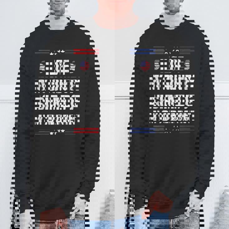 I Love My Country Ashamed Of My Government Usa 愛国的 スウェットシャツ 高齢者への贈り物