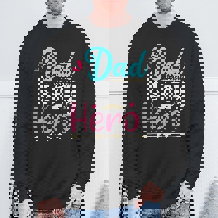 My Dad Is My Hero ギフト 父の日 クール キッズ シャツ メンズ レディース スウェットシャツ 高齢者への贈り物