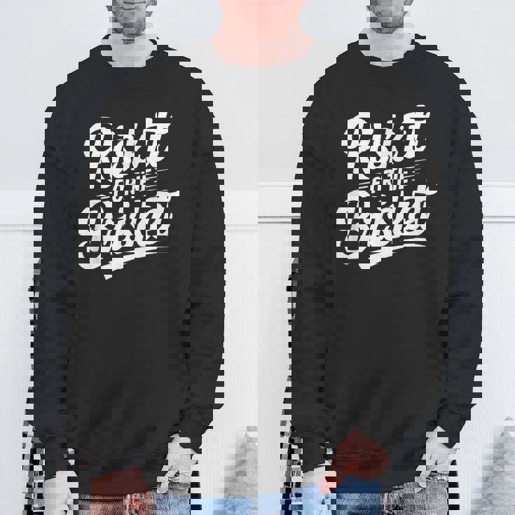 Risk It For The Brisket Bbqジョーク スウェットシャツ 高齢者への贈り物