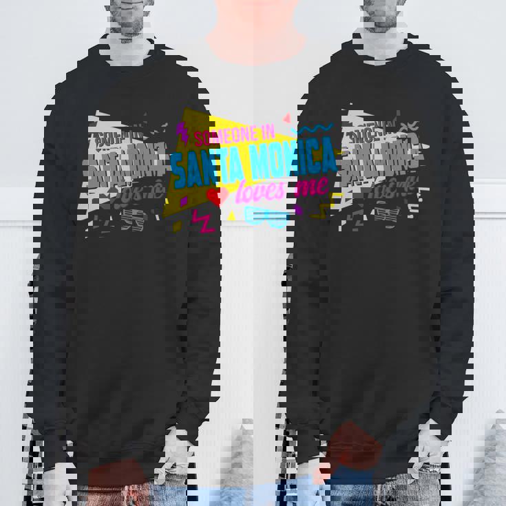 Someone Inanta Monica Loves Me 80S サンタモニカの誰かが私に80年代を愛しています 長袖tシャツ スウェットシャツ 高齢者への贈り物