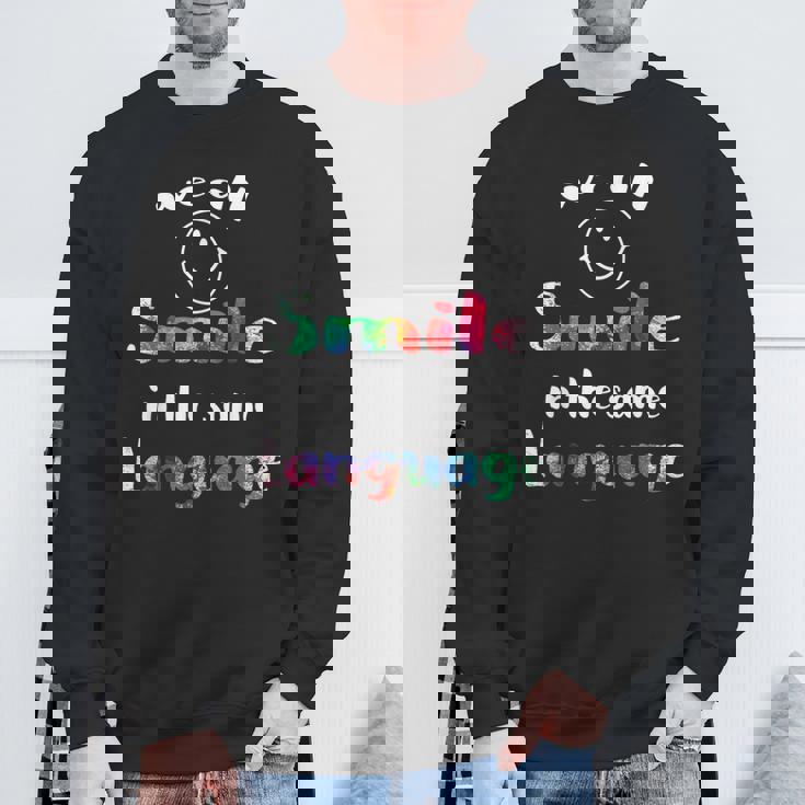 We Allmile In Theame Language かわいい 平等 スマイル スウェットシャツ 高齢者への贈り物