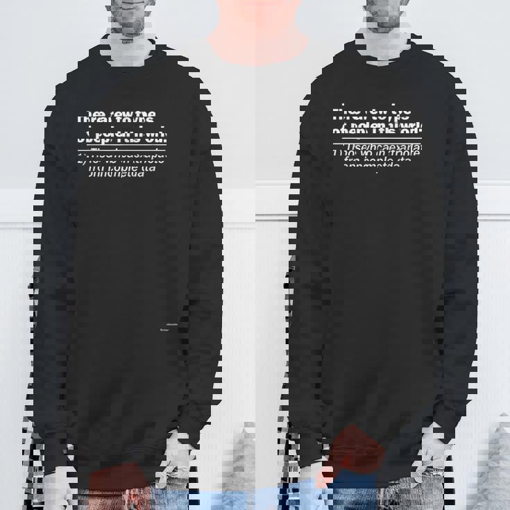 このワールドインテリジェントシャツには2種類の人々がいます スウェットシャツ 高齢者への贈り物