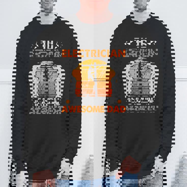 メンズ この電気屋さんは、すごいお父さん電気屋さんでもあります スウェットシャツ 高齢者への贈り物