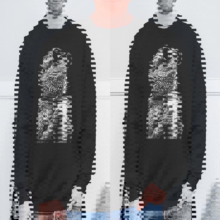 ひげを生やしたドラゴン 飲むアイスコーヒー 面白い動物 ミーム グランジ スウェットシャツ 高齢者への贈り物