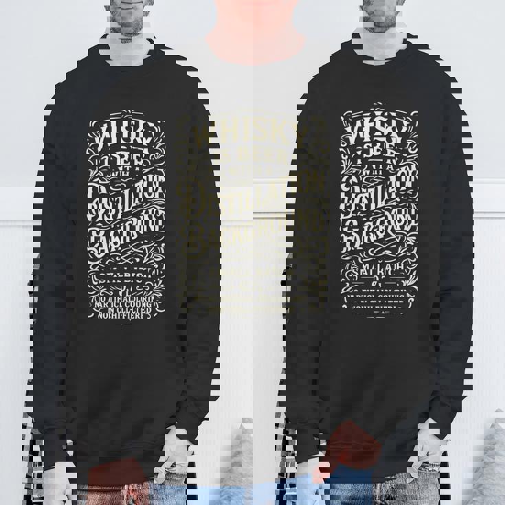 ウイスキーはスコッチと言う蒸留の背景を持つビール 長袖tシャツ スウェットシャツ 高齢者への贈り物