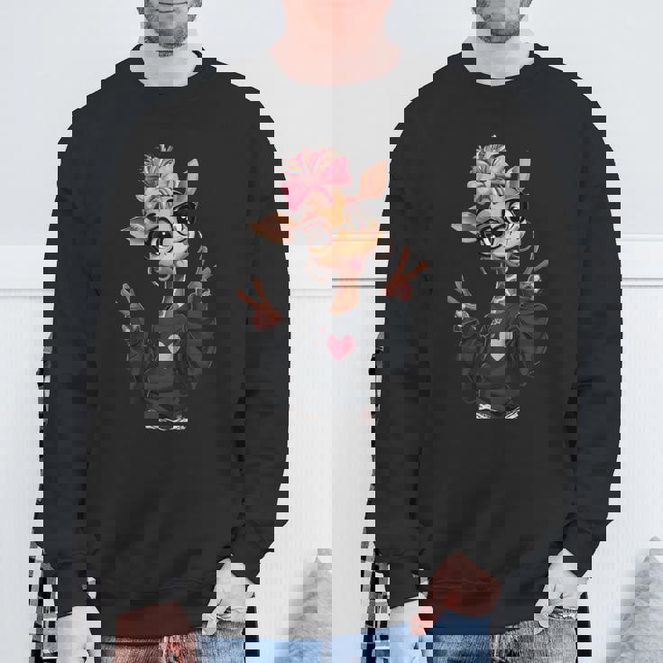 キリンガール ダブルピースサイン ピンク リボン ポップ グラフィック 遊び心のある 長袖tシャツ スウェットシャツ 高齢者への贈り物