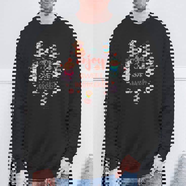 クレヨンしんちゃん かすかべ防衛隊とマカロンしんちゃんのティータイム 長袖tシャツ スウェットシャツ 高齢者への贈り物