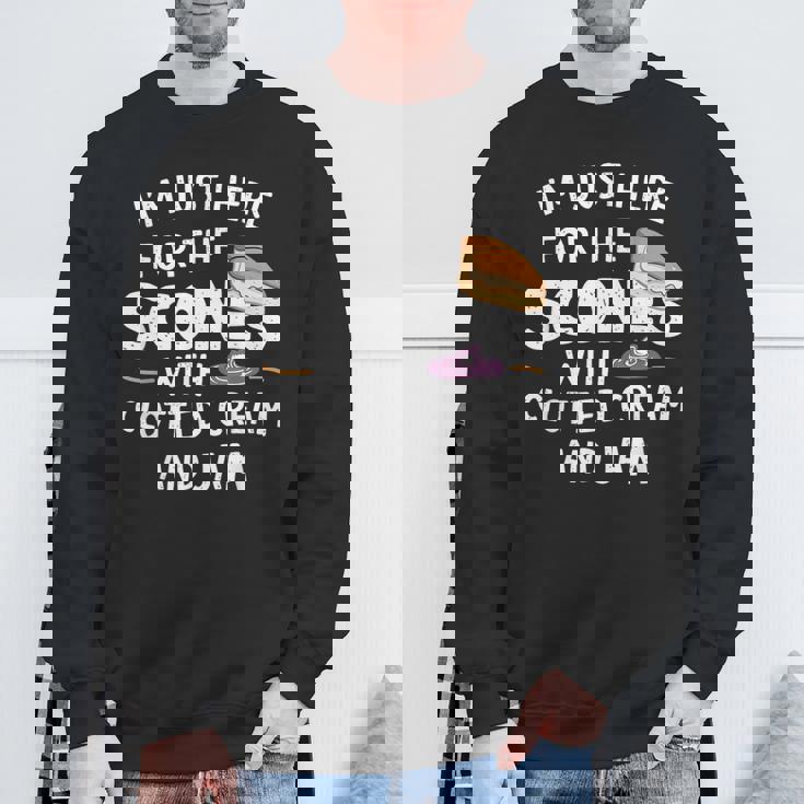 クロテッドクリームとジャムの入ったスコーンを食べに来ただけだよ スウェットシャツ 高齢者への贈り物