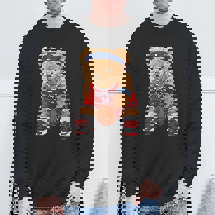 クールなテディベアがバスケットボールのイラストグラフィックデザインを演じます。 スウェットシャツ 高齢者への贈り物