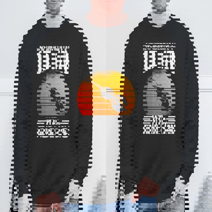 コントラバスの老人を過小評価しないでください スウェットシャツ 高齢者への贈り物