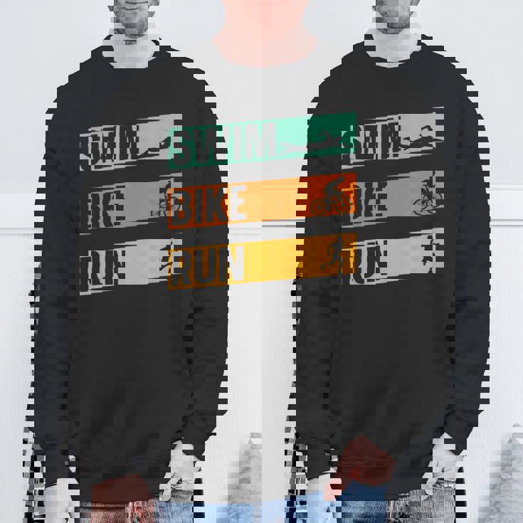 スイム・バイク・ラン トライアスロン選手 アスリート スポーツ トライアスロン スウェットシャツ 高齢者への贈り物