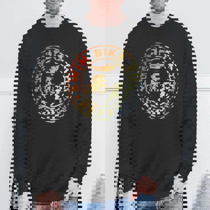 スイム・バイク・ラン・リピート レトロヴィンテージ トライアスリート・トライアスロン用 スウェットシャツ 高齢者への贈り物