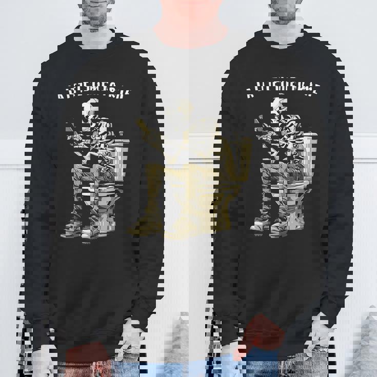 スマートフォン付きトイレのスケルトン ゴシックユーモア スウェットシャツ 高齢者への贈り物