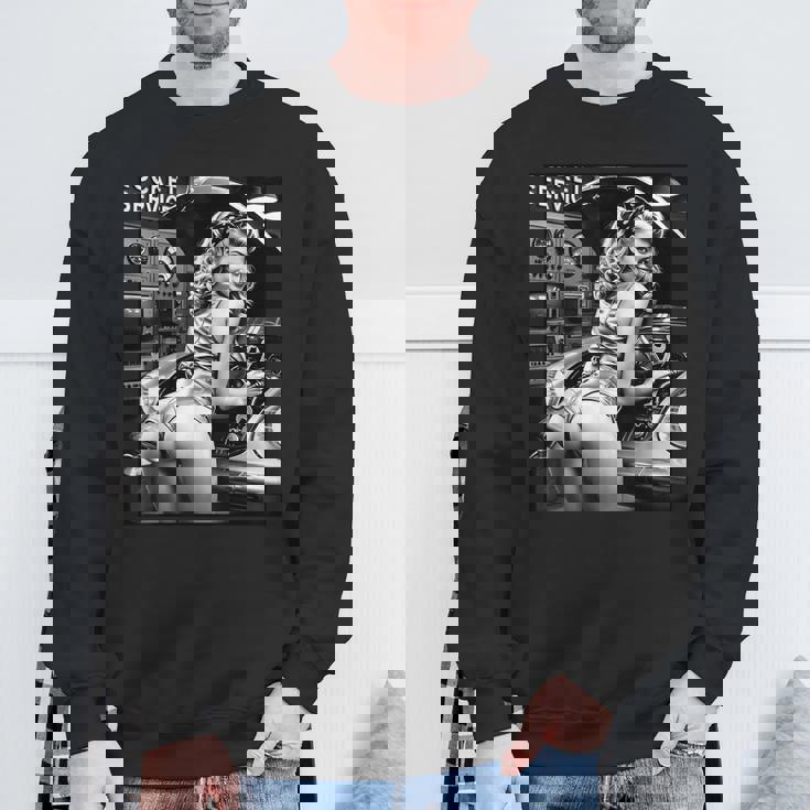 セクシーガールグラフィックtシャツ セクシーブロンドメカニックピンナップガールbw スウェットシャツ 高齢者への贈り物