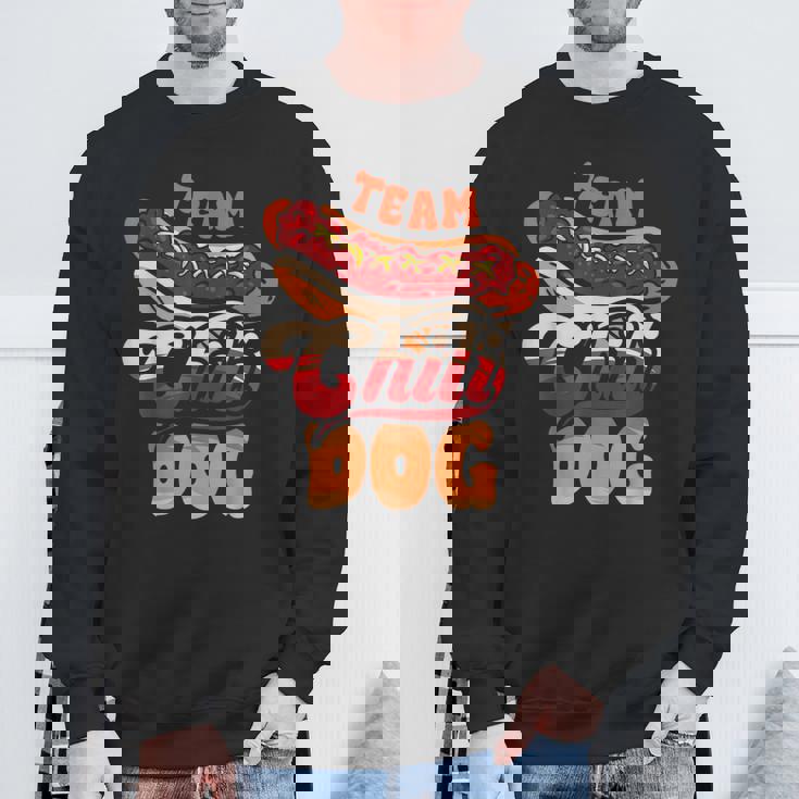 チーム・チリ・ドッグ 面白いチリコンカーン ホットドッグ好きのフードトラック スウェットシャツ 高齢者への贈り物