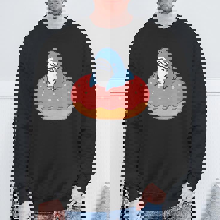 ドーナツに喰われるサメ さめ かわいい ゆるい イラスト シュール おもしろ 鮫 シャーク スウェットシャツ 高齢者への贈り物