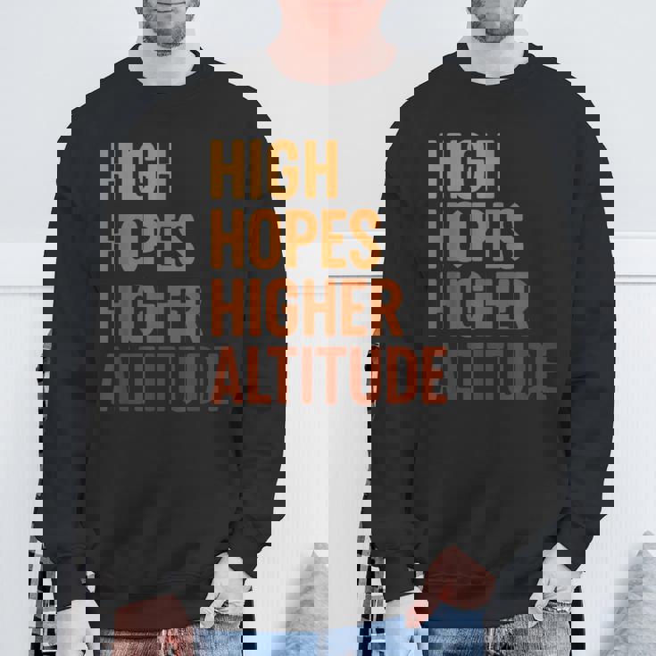 ハイ・ホープス 高地、楽しいインスピレーションロケット打ち上げ スウェットシャツ 高齢者への贈り物