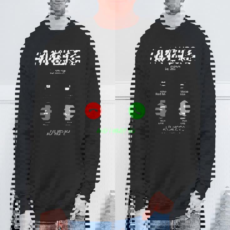 ハンブルクが呼んでいて、私はドイツ旅行に行かなければならない 長袖tシャツ スウェットシャツ 高齢者への贈り物