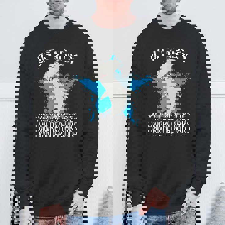 ハンマーヘッドシャークが大好きな男の子です。ハンマーヘッドシャーク ハンマーヘッドシャーク スウェットシャツ 高齢者への贈り物