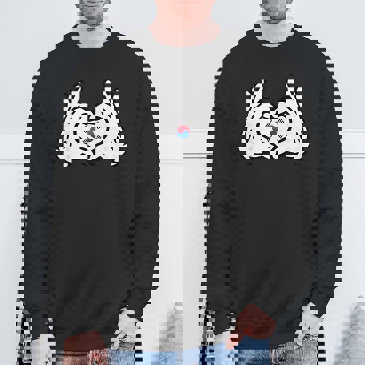 ハートを形作る漫画の手 韓国国旗 スウェットシャツ 高齢者への贈り物