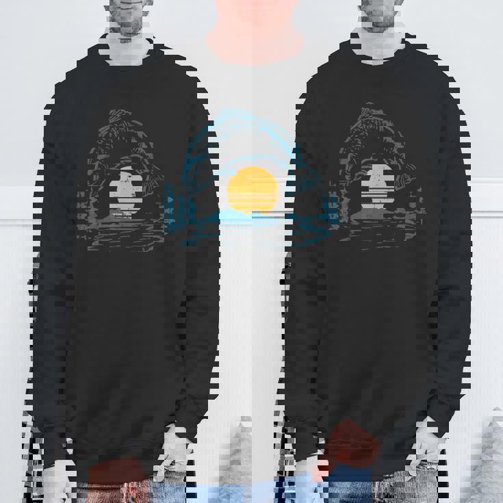 バスフィッシュ サンセットムーン ヴィンテージ 釣り フィッシャーマン アングラー ギフト スウェットシャツ 高齢者への贈り物