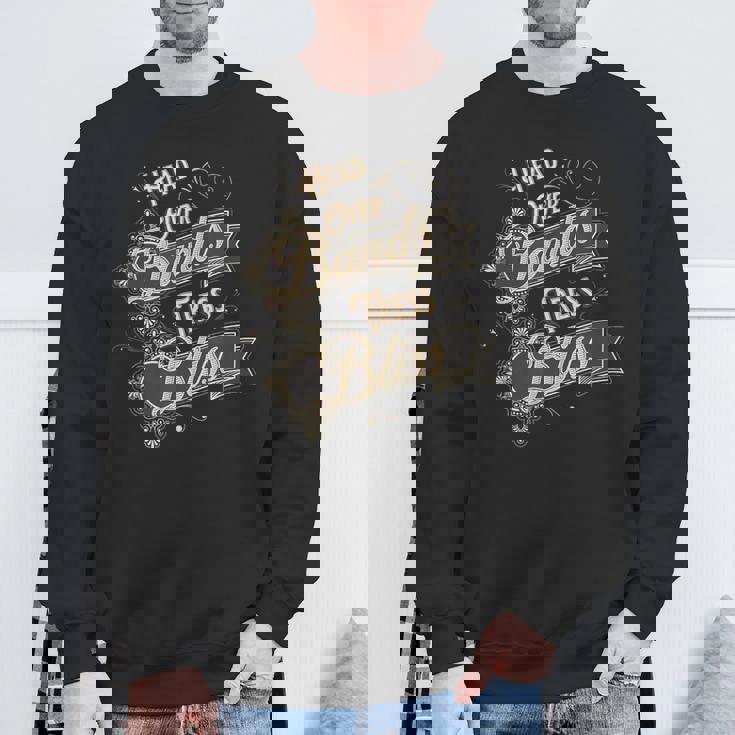 バンドと髪のユーモアで魅せるスタイル表現 スウェットシャツ 高齢者への贈り物