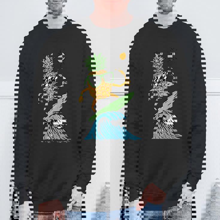 パイナップルはサーフィンのイラスト スウェットシャツ 高齢者への贈り物